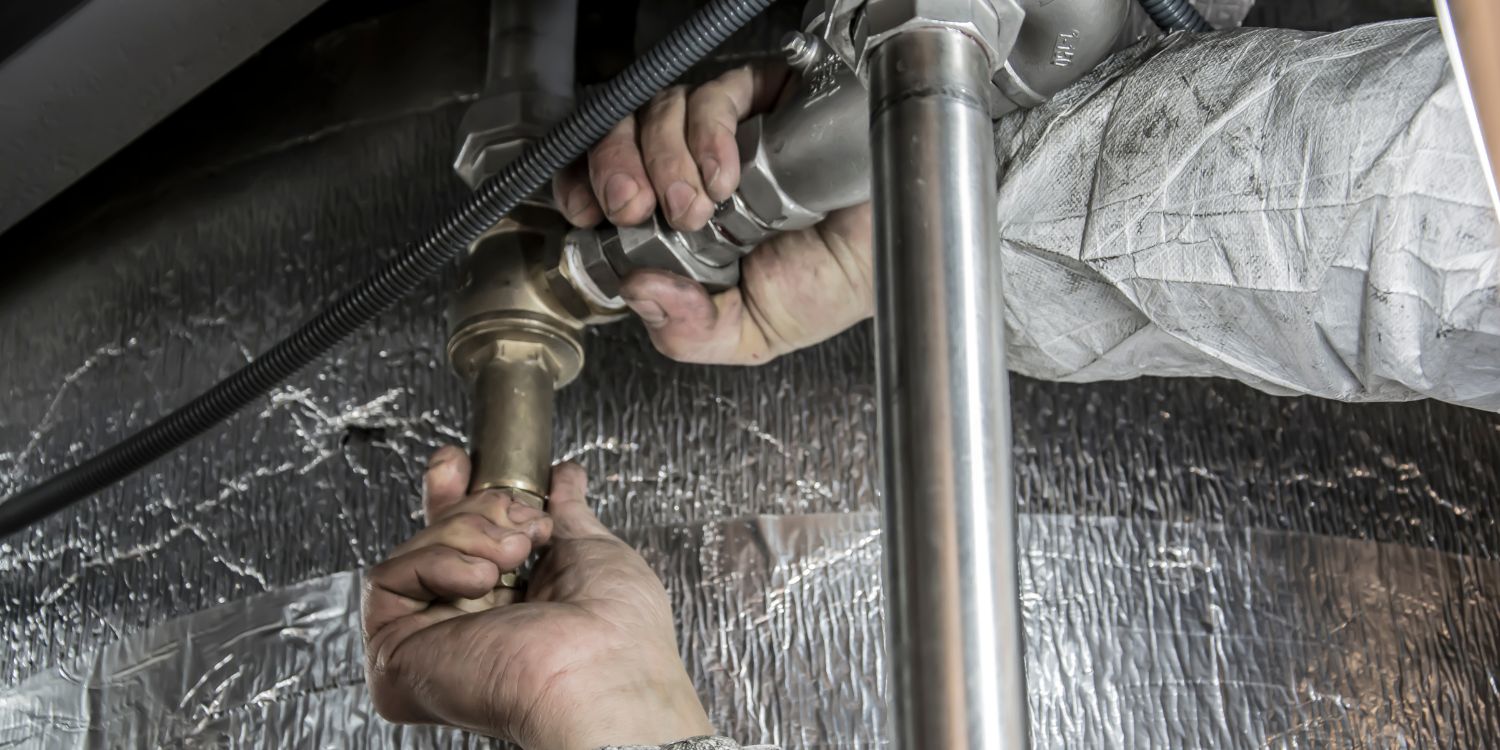 Technicien en train de déboucher salle de bain